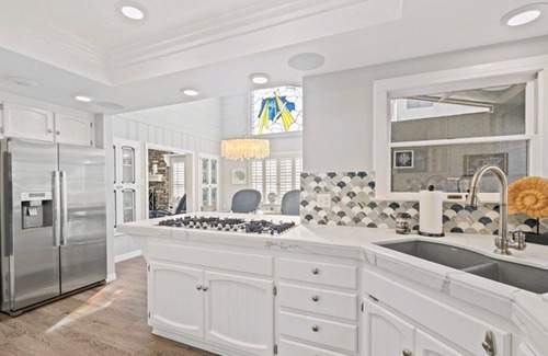 Belmont Shore House | nRare beach find-Steps from Sand, 2 car gar, 3/2+loft, Ocean Views, Hot Tub, AC