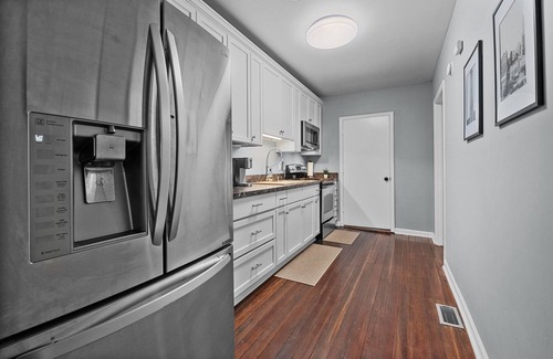 Downtown House | nRetro Raleigh Downtown Flat Unit A~EV Chargers