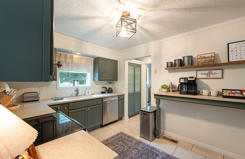 Summerlee House | NRG Entertainment Retreat - Swimming Pool - Rock Climbing - Gameroom - Theater