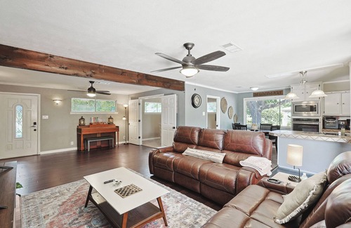 North Richland Hills House | NRH Family Game Night! Sleeps 6! Garage parking!