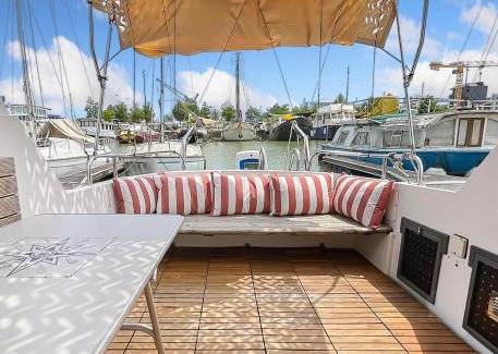 Bassins a Flot Boat Rental | Nuit Insolite sur un Bateau au Cœur de Bordeaux