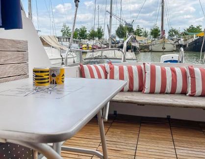 Bassins a Flot Boat Rental | Nuit Insolite sur un Bateau au Cœur de Bordeaux