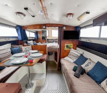 Bassins a Flot Boat Rental | Nuit Insolite sur un Bateau au Cœur de Bordeaux