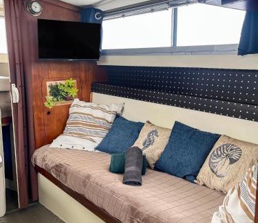 Bassins a Flot Boat Rental | Nuit Insolite sur un Bateau au Cœur de Bordeaux