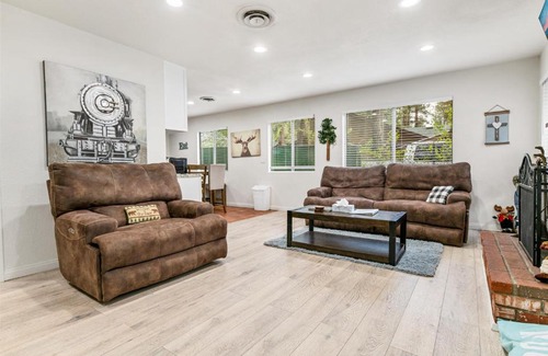 Big Bear Lake House | Nunu's Cabin - Beautiful cabin, close to ski resorts and town, Hot Tub and Board Games!