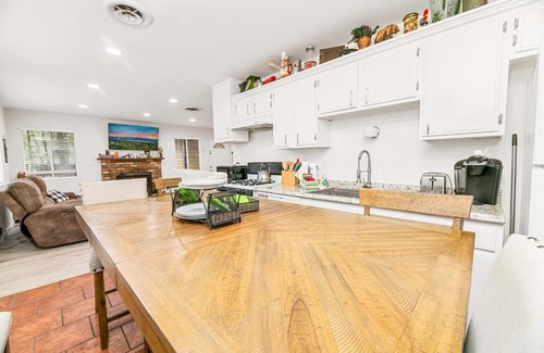 Big Bear Lake House | Nunu's Cabin - Beautiful cabin, close to ski resorts and town, Hot Tub and Board Games!