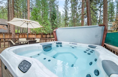 Big Bear Lake House | Nunu's Cabin - Beautiful cabin, close to ski resorts and town, Hot Tub and Board Games!