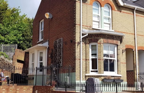 Cowes House | Nutcroft-Dog Friendly-Parking-Cowes-Sleeps 4