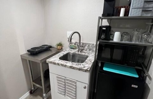 Tucson Apartment | NW Executive 1BR with Laundry and Parking