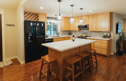 Carlton House | NW Getaway, 3 bedroom, 2.5 BA in wine country