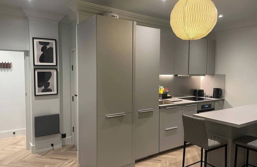 Golders Green Apartment | NW119SG-ModernApt-2Guests-2Br-1minHighStreet
