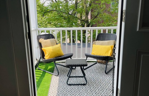 Schuylerville Apartment | NY Private Rm w Daybed, Coworking Lobby Business Traveler Easy Parking, Balcony