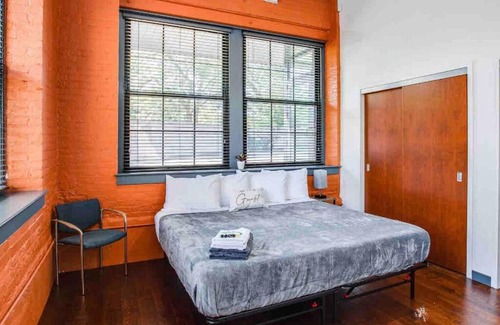 Rochester Apartment | NY Style Centric Loft with King Bed by Park av