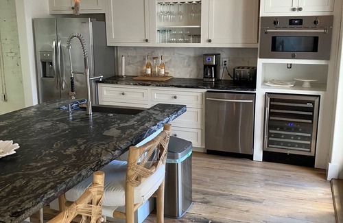 High Point Apartment | NY STYLE TOWNHOME WITH THE FEEL OF A 5-STAR HOTEL. DOWNTOWN H PT. MARKET CENTER