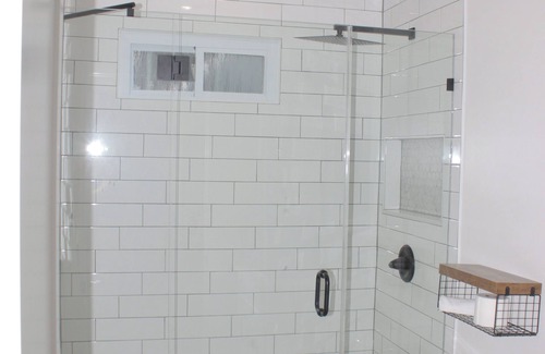 New Rochelle Apartment | NYC NewRo Escape 3 Bdrm walk to train w/parking WiFi, AC