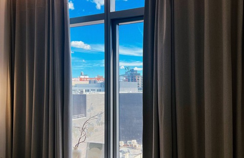 Hunters Point Apartment | NYC's Heart: Modern Luxury in Prime Location