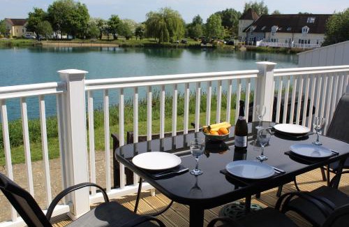 South Cerney House | Nyhavn Lakeside Cottage