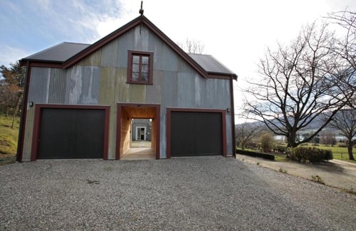 Lowburn House | O Naturel Vineyard Stay