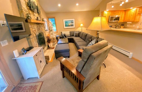 Bretton Woods House | O42 Renovated with high class upgrades! Ski access, boot warmer, ski rack, yard, AC, dog friendly!