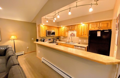 Bretton Woods House | O42 Renovated with high class upgrades! Ski access, boot warmer, ski rack, yard, AC, dog friendly!