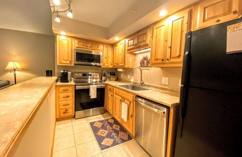 Bretton Woods House | O42 Renovated with high class upgrades! Ski access, boot warmer, ski rack, yard, AC, dog friendly!