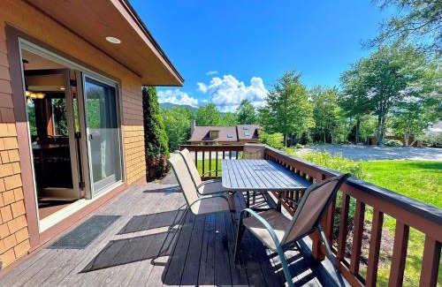 Bretton Woods Villa | O8 Renovated Forest Cottage Townhome with great Mt Washington views fast wifi Walk to skiing