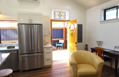 Port Angeles Cottage | OAK ALLEY High End, Huge Kitchen, Sauna, Private, Locked Patio for bikes.