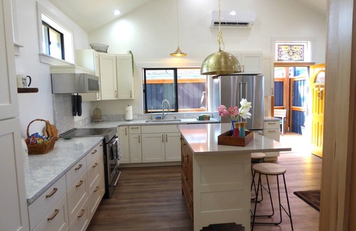 Port Angeles Cottage | OAK ALLEY High End, Huge Kitchen, Sauna, Private, Locked Patio for bikes.
