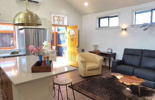 Port Angeles Cottage | OAK ALLEY High End, Huge Kitchen, Sauna, Private, Locked Patio for bikes.
