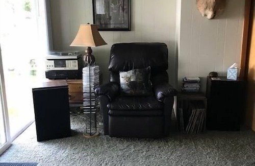 Manistique Cabin | Oak Bluff Cottage :Autumn Getaway – Crisp Air & Stunning Sunsets Await!