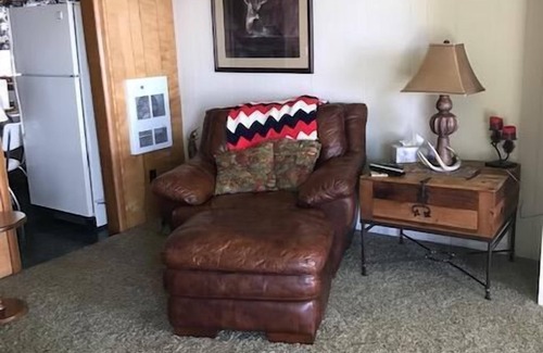 Manistique Cabin | Oak Bluff Cottage :Autumn Getaway – Crisp Air & Stunning Sunsets Await!