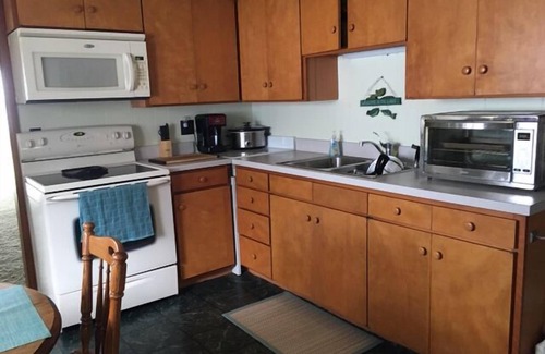 Manistique Cabin | Oak Bluff Cottage :Autumn Getaway – Crisp Air & Stunning Sunsets Await!