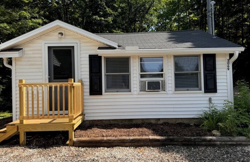 Boyne Falls Apartment | Oak Cottage - 1 of 2 Cottages on Property - Near Boyne Mountain Trail!