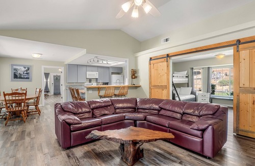 Ahwahnee House | Oak Hills Retreat - Gated Pool, BBQ & Fire Pit