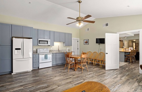 Ahwahnee House | Oak Hills Retreat - Gated Pool, BBQ & Fire Pit