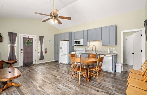 Ahwahnee House | Oak Hills Retreat - Gated Pool, BBQ & Fire Pit