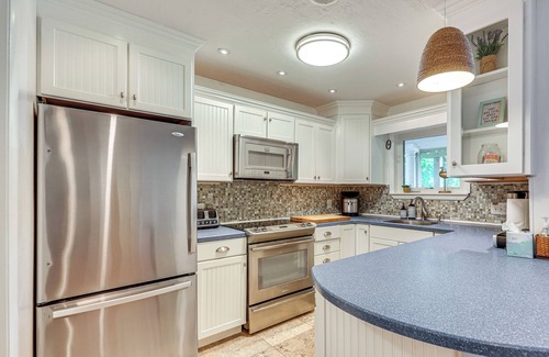 Long Beach Cottage | Oak Island Cottage: Minutes to Long Beach!