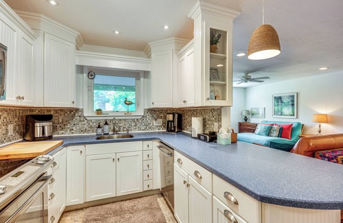 Long Beach Cottage | Oak Island Cottage: Minutes to Long Beach!