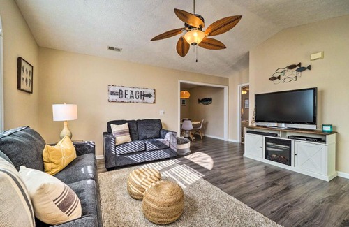 Long Beach House | Oak Island Hideaway Hut about 1 Mi to Long Beach!