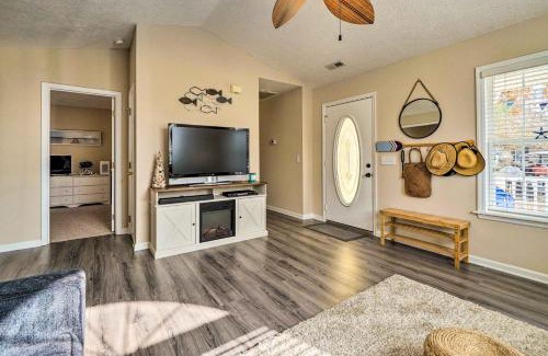 Long Beach House | Oak Island Hideaway Hut about 1 Mi to Long Beach!