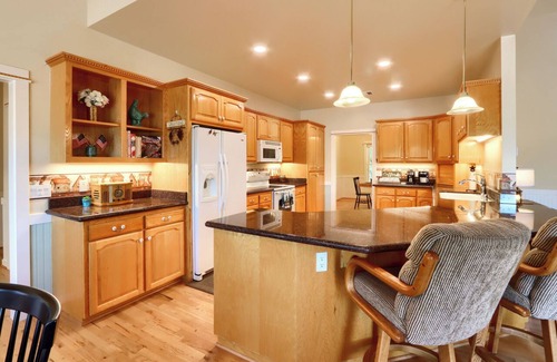 North Fork Apartment | Oak Junction Lodge with Amazing views 4/3 2700+ SF