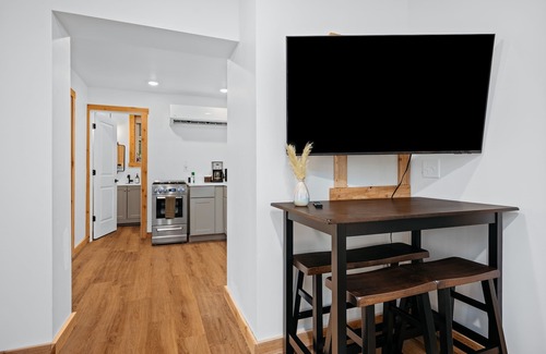 Mayfield Cottage | Oak Leaf Cottage on Arbutus Lake