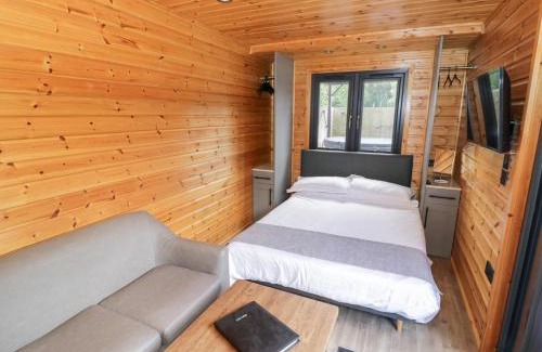 Middleton Cheney House | Oak Lodge At Bridge Lake Farm & Fishery