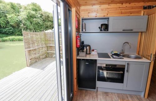 Middleton Cheney House | Oak Lodge At Bridge Lake Farm & Fishery