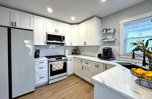 Milwaukee House | Oak Park Bliss: 3BR, 2BA Gem