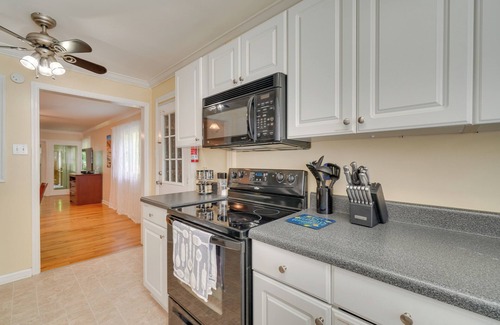 Oak Ridge Cottage | Oak Ridge Retreat w/Porch < 1 Mi to Downtown