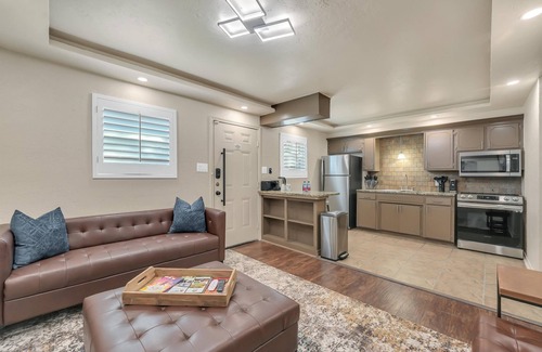 Lawton Apartment | Oak's Beautiful Contemporary Suite #06