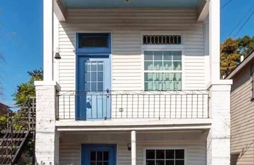 Leonidas House | Oak St Corridor | 4 Blocks to Streetcar, Parking