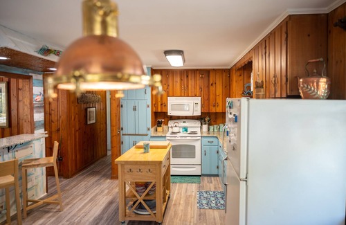Tranquil Harbour House | Oak Tree Bungalow - Relaxed Island Living