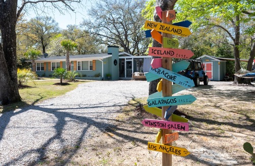 Tranquil Harbour House | Oak Tree Bungalow - Relaxed Island Living